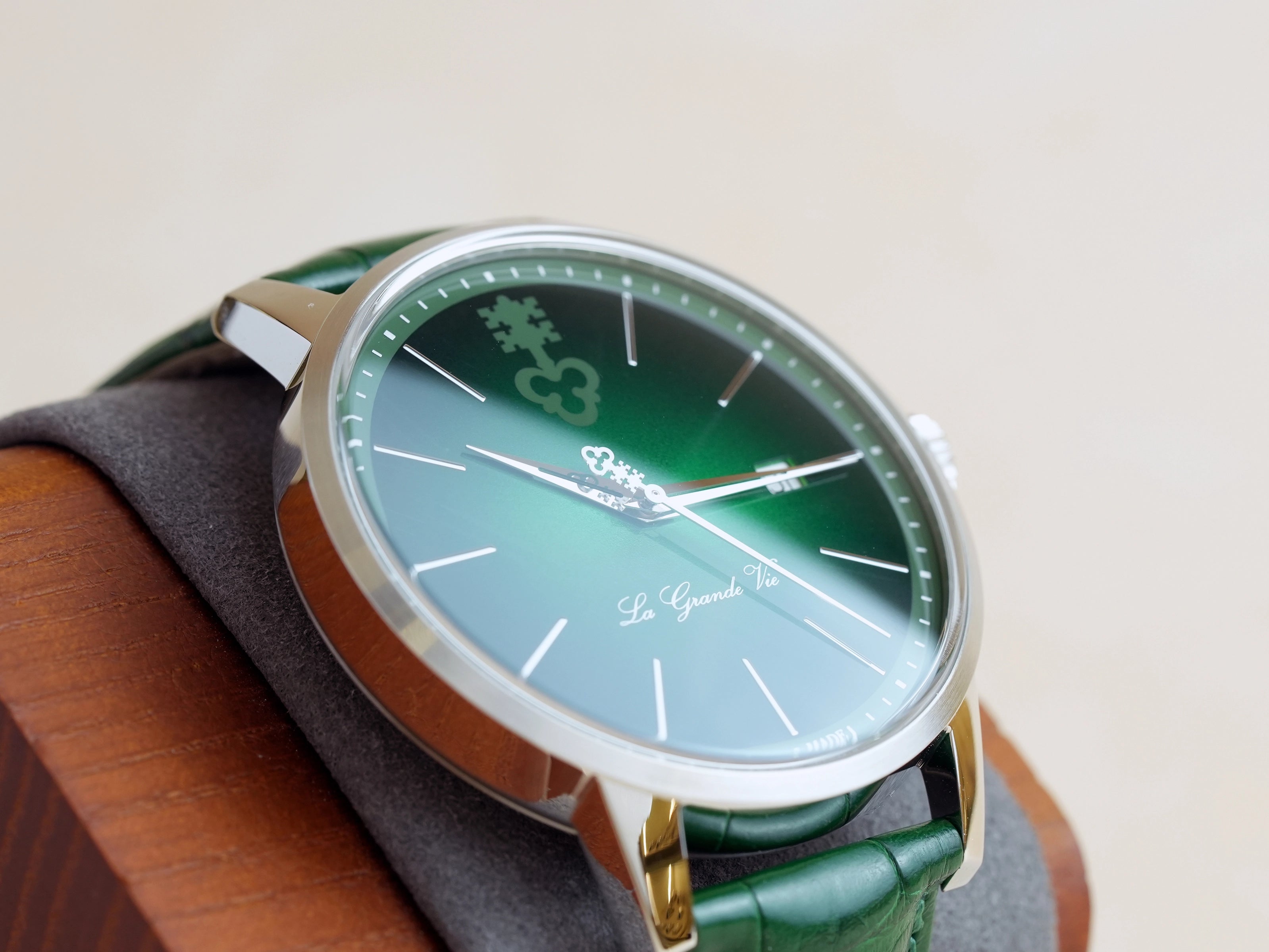 Corum Heritage La Grande Vie Green Dial 42mm Men Watch — clasp detail